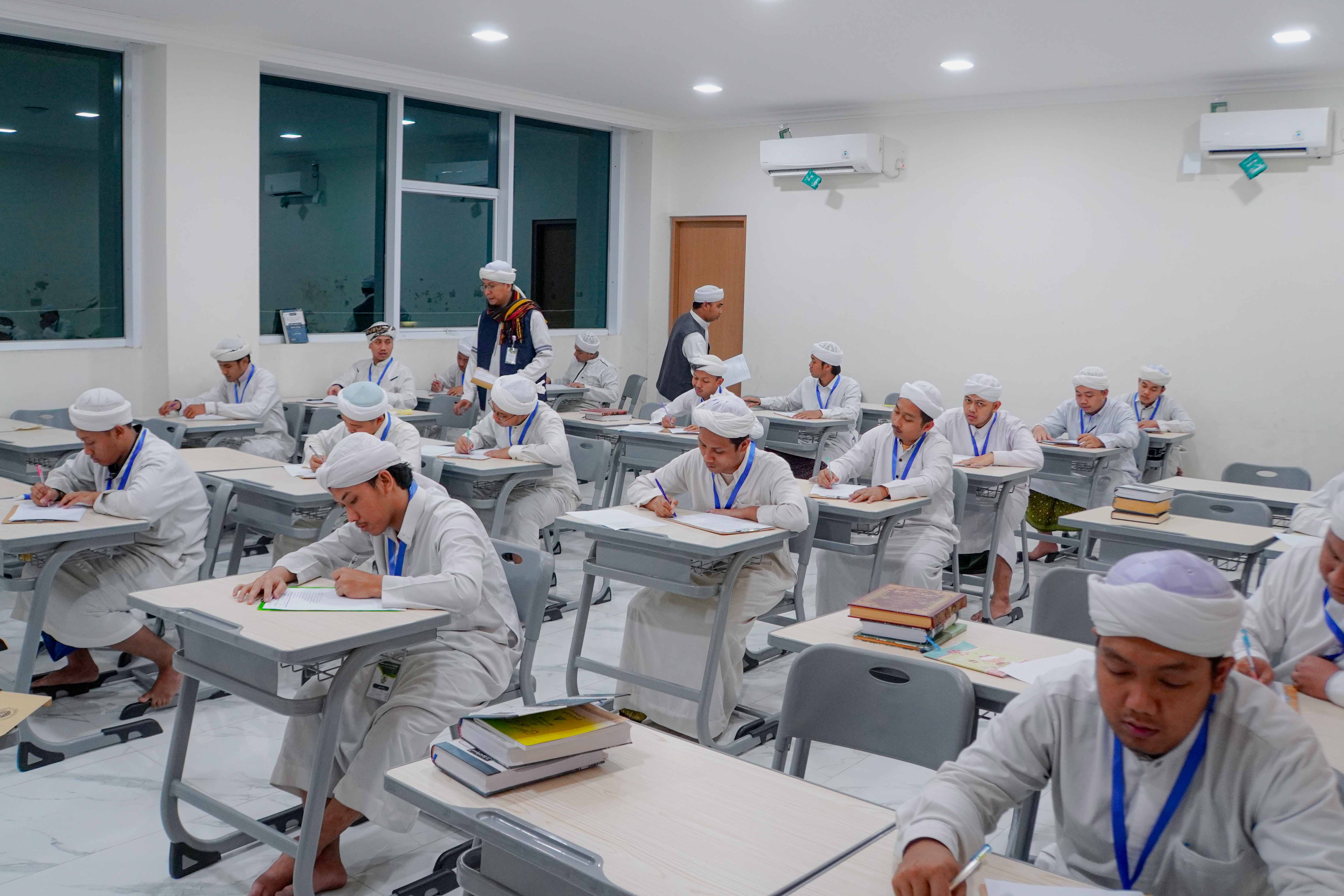 Khidmat Ujian Bulanan Santri Dalwa di Bawah Pantauan Al Habib Ali Ridho Baharun